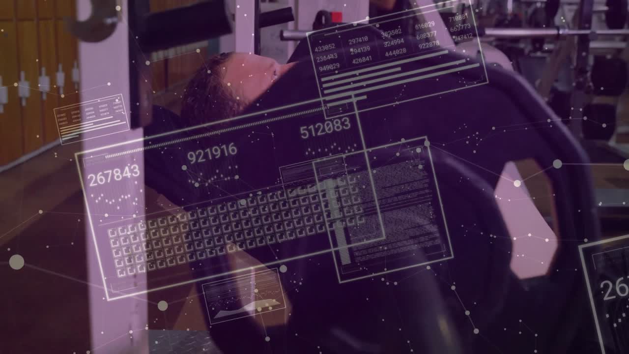 Allenatore che impugna il bilanciere della Smith machine, rivelando sovrapposizioni grafiche, mentre esegue la panca inclinata, togliendosi la maglietta e continuando la serie.