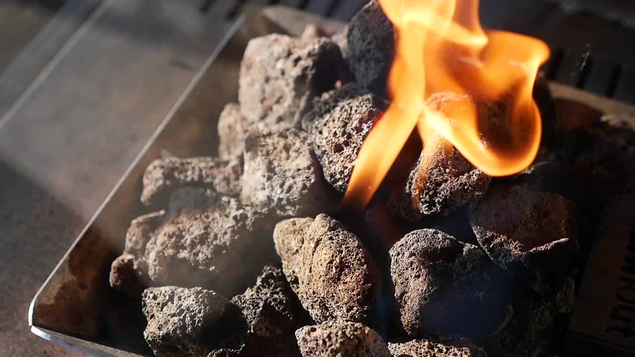 Rocce infuocate con fiamme