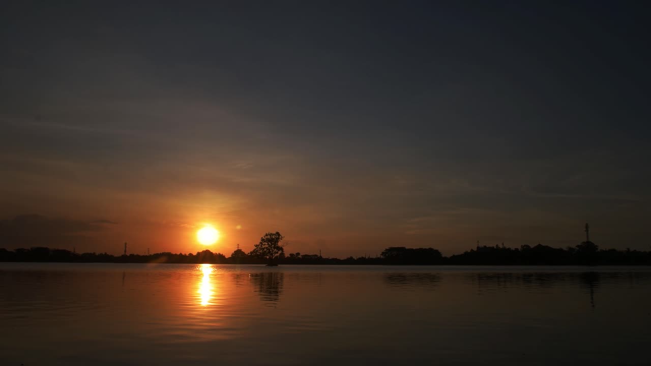 湖面に沈む夕日の4Kタイムラプス