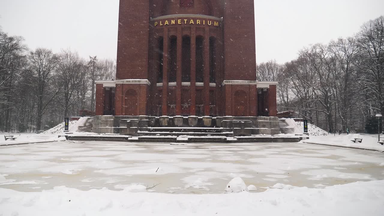 Nagranie filmowe intensywnych opadów śniegu w parku miejskim w Hamburgu