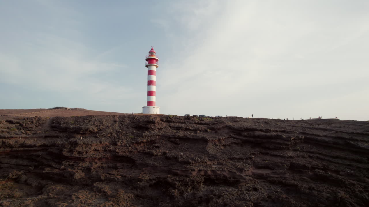 maravillosa perspectiva aérea sobre el faro de punta de sardina y la costa de la isla de gran canaria, municipio de galdar