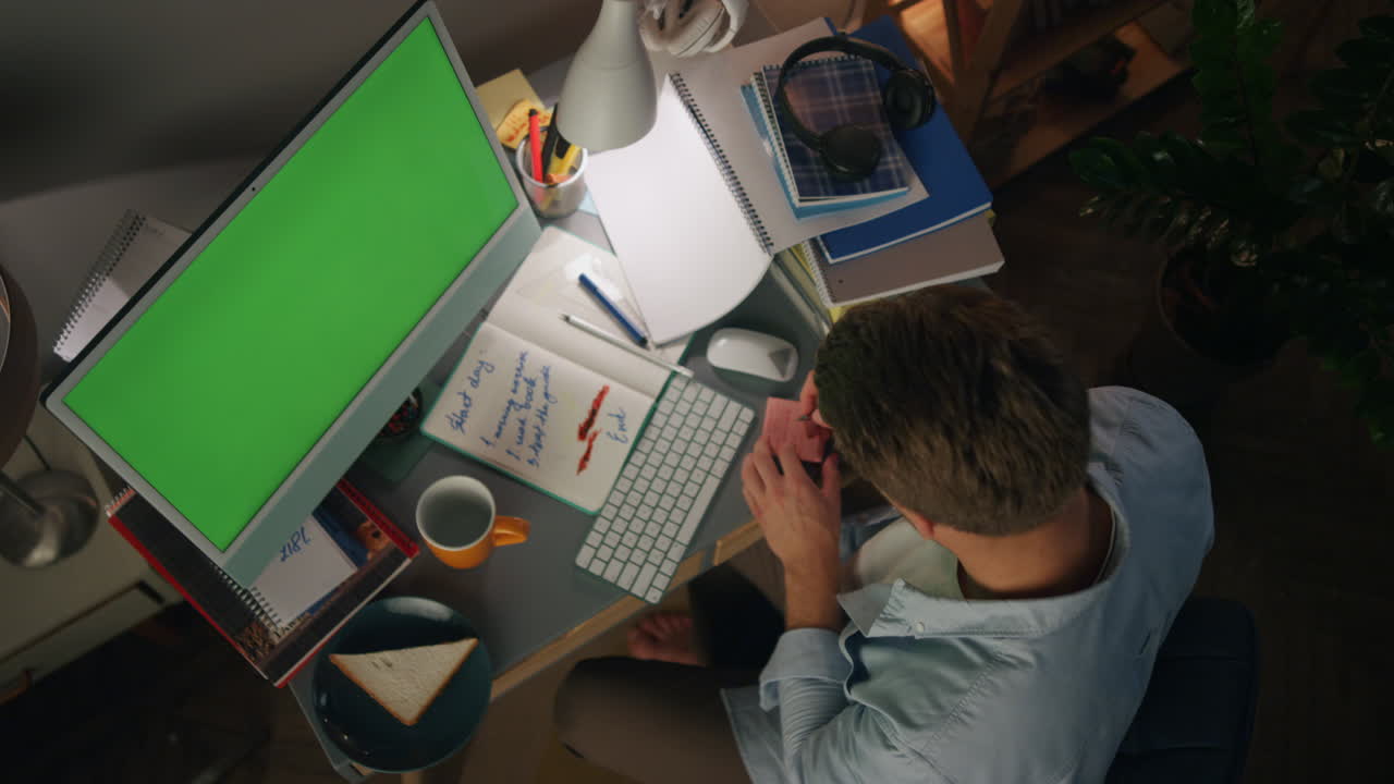 hombre desconocido haciendo notas vista superior. freelancer trabajando modelo de computadora remotamente