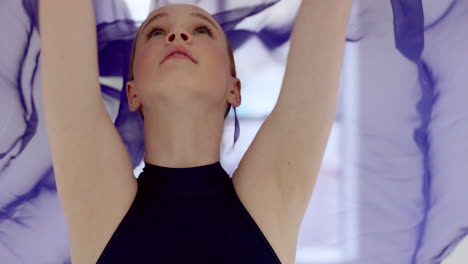 bailarina, seda y gimnasia de una academia de ballet