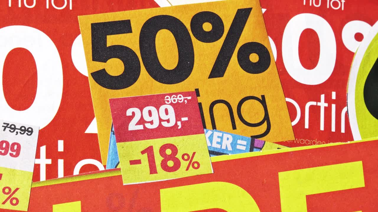 Inquadratura orizzontale su sticker promozionali con sconti e prezzi su colorati volantini al dettaglio