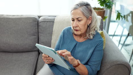 Tablet,-Entspannen-Und-ältere-Frau-Auf-Dem-Sofa-Im-Wohnzimmer