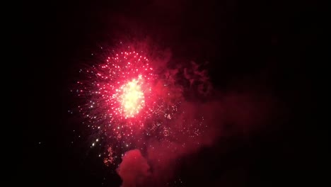 fuegos artificiales en una ciudad importante