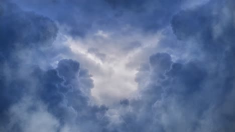 Los-Cúmulos-Se-Estaban-Acercando-En-El-Cielo-Con-Una-Tormenta-Eléctrica-En-Ellos-Que-Brilló