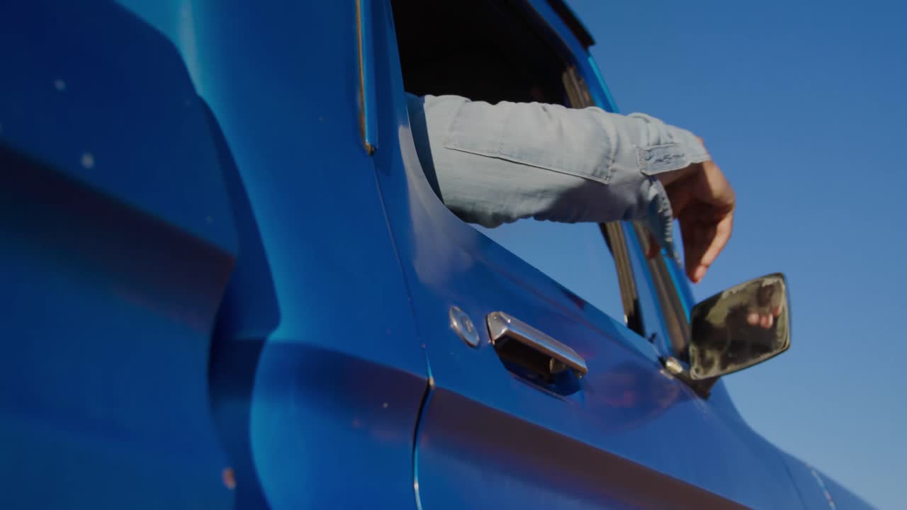 joven en un viaje por carretera en camioneta pick-up