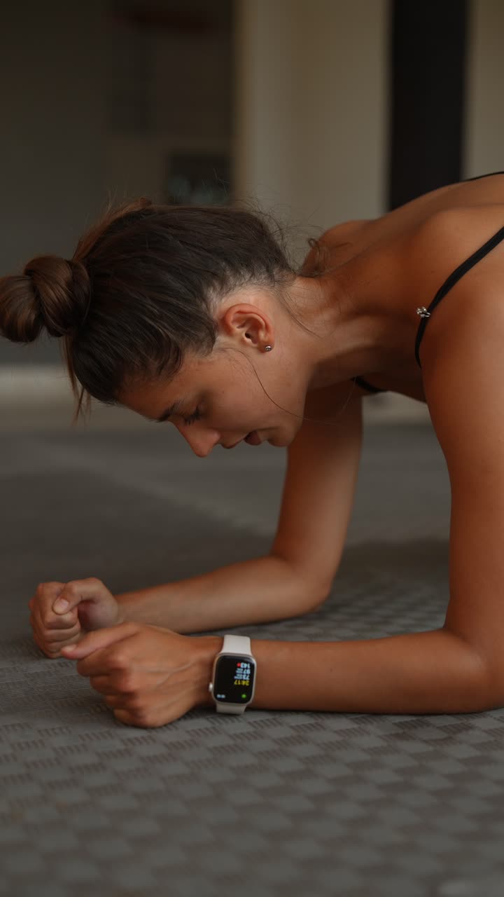mujer haciendo ejercicio de tabla