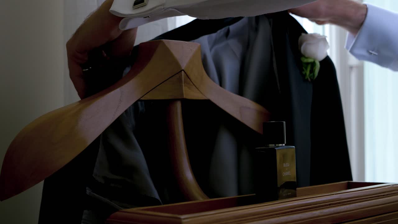 신부가 커에서 슈트 재을 벗고 있는 느린 동작 촬영