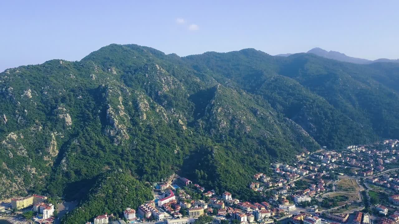 마르마리스 만의 무인기 전망에서 요트와 선박이 많습니다.