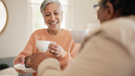 Café,-Dar-Pastel-Y-Mujeres-Mayores-En-Casa