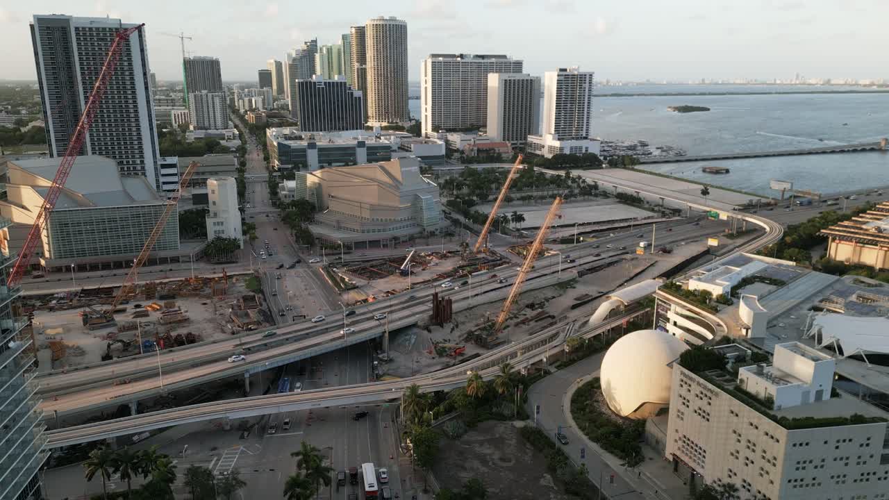 마이애미 다운타운 플로리다 에어리얼 건설 크레인 스카이라인 현대 마천루와 고속도로 도로와 차가 다리에서 운전