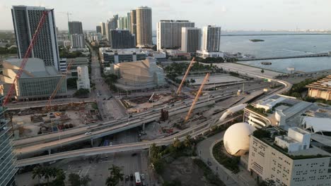 miami centro de la ciudad de florida aérea establecida construcción grúa horizonte moderno rascacielos y carretera carretera con coches conduciendo en el puente