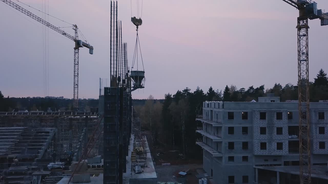 sitio de construcción con grúas y vertido de hormigón