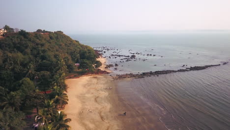 Indien,-Tropisches-Goa,-An-Der-Bucht-Des-Arabischen-Meeres,-Indischer-Ozean,-Sonnenuntergang-Am-Strand-Und-Palmen,-Filmischer-Schwenk-Aus-Der-Luft,-Kreis-Nach-Rechts