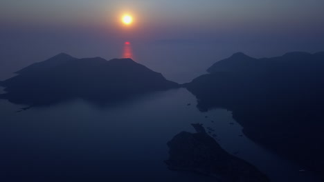 Ätherische,-Tiefblaue-Und-Orangefarbene-Ozean-Sonnenuntergangsantenne:-Dunkle-Dämmerungsinseln