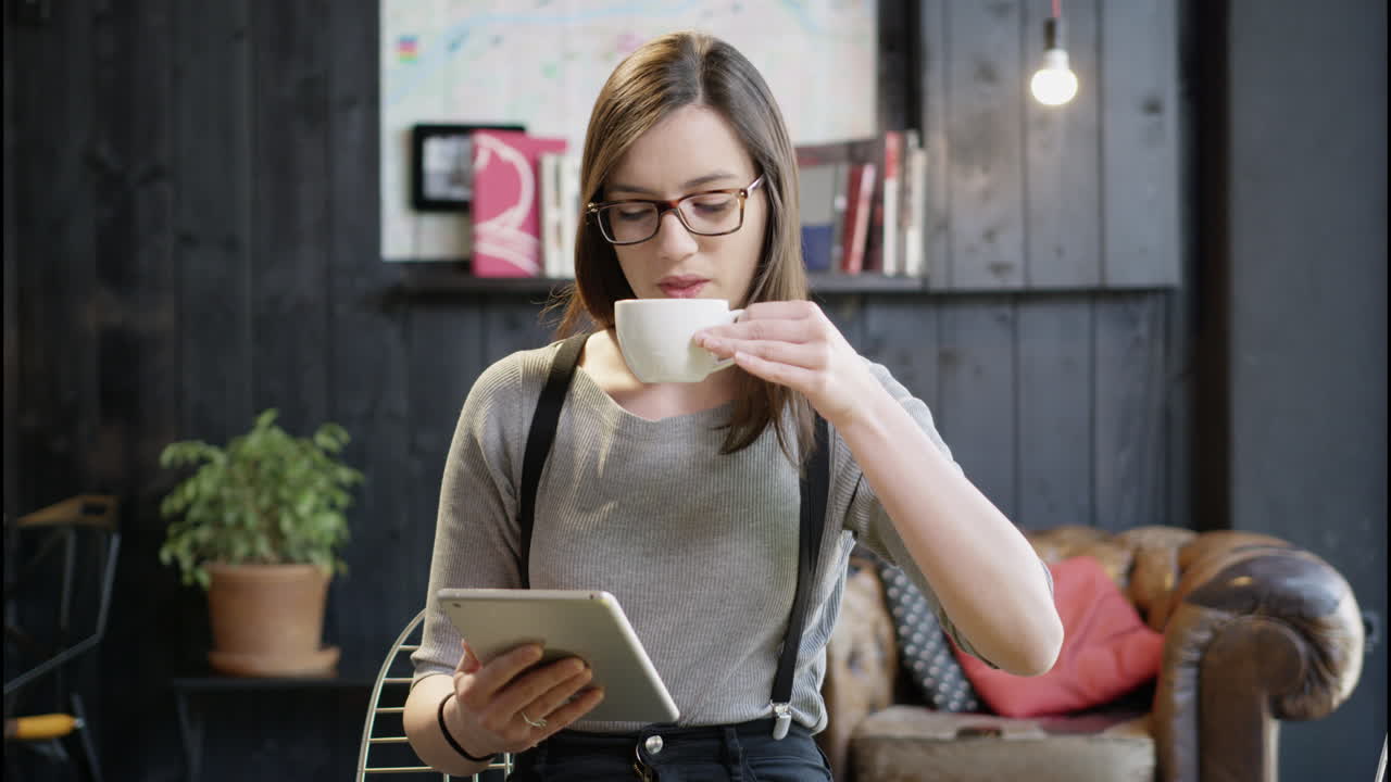 태블릿을 사용하여 집에서 일하는 여성