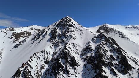 lento hacia adelante aérea nevado pico de la montaña de los andes con cielo azul, la hoya, argentina