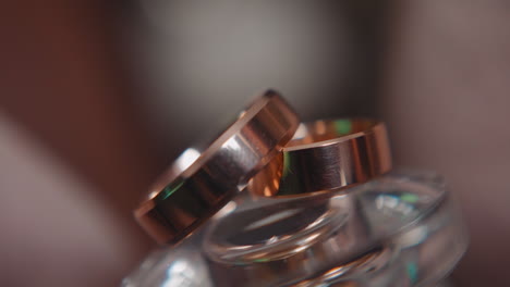 anillos de boda de estilo simple de oro en un fondo borroso