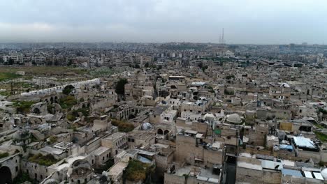 una ciudad siria desde arriba. algunos de los edificios todavía están en ruinas después de la guerra civil hace 10 años - vista aérea 4k