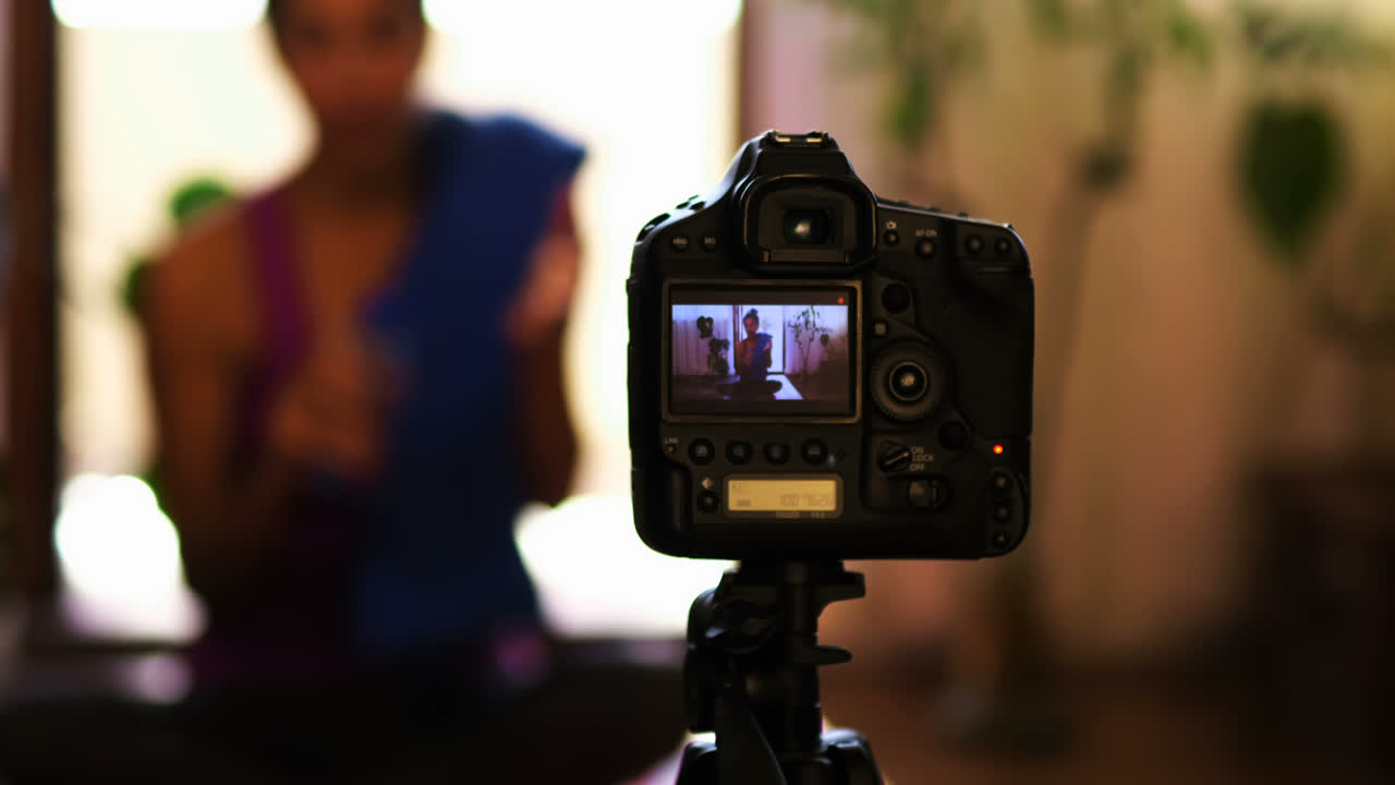 hermosa mujer blogger de video grabando video vlog 4k