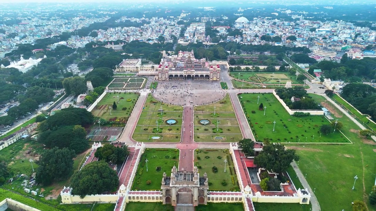 Udzoomende luftfoto af Mysore Palads, Indien. Byens berømte vartegn med historisk charme