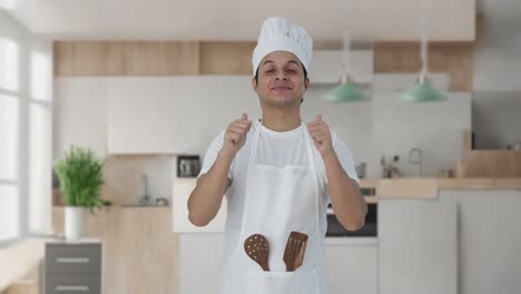 feliz chef profesional indio mostrando los pulgares hacia arriba