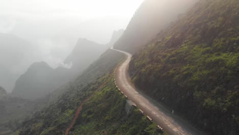 la belleza escarpada del paso de ma pi leng en vietnam, desde el aire