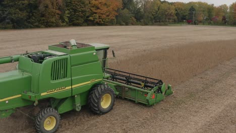 Mähdrescher-Ernten-Luft-Steigend-Herbstfarben-Sojabohnen-Lebensmittelverschwendung-Produktion-Ernte-Erntedankfest