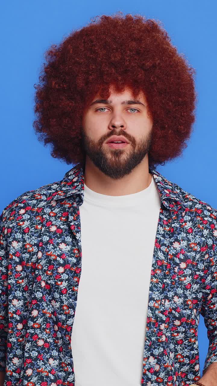 asustado conmocionado hombre caucásico cerrando los ojos confundido tímido asustado rechazar ver fobia vergüenza estrés