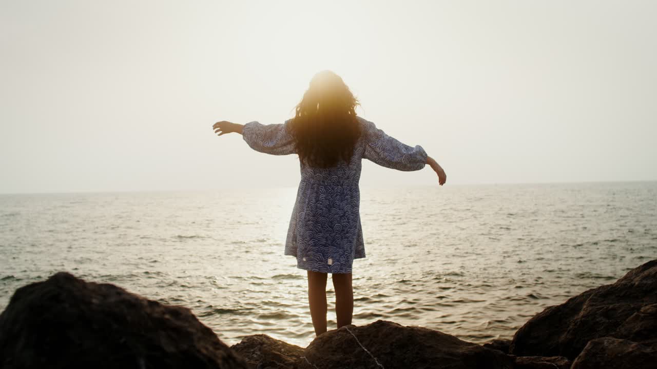 해가 지는 해변에 있는 여자