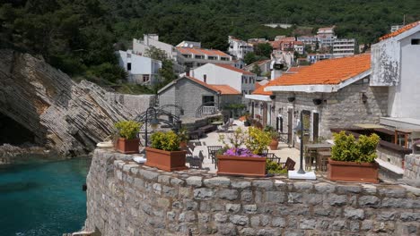 Café-Atmosférico-Del-Casco-Antiguo-En-Un-Acantilado-Con-Vistas-Al-Mar,-Montenegro