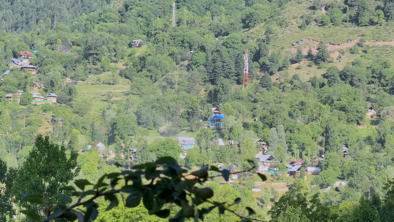 Explore a beleza intocada da Índia rural: terras agrícolas, natureza exuberante, colinas, campos verdes e a vida na aldeia em áreas florestais. Escapadas de viagem atemporais. sstkTravel.