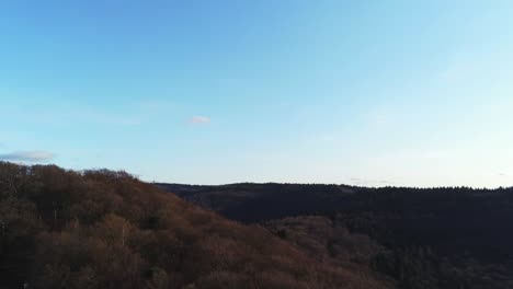 Ariel-blick-Bei-Sonnenaufgang-Der-Berge-Und-Des-Flusses-In-Heidelberg,-Deutschland