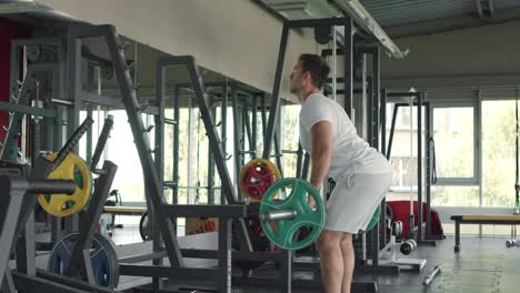 hombre realizando levantamientos en un gimnasio