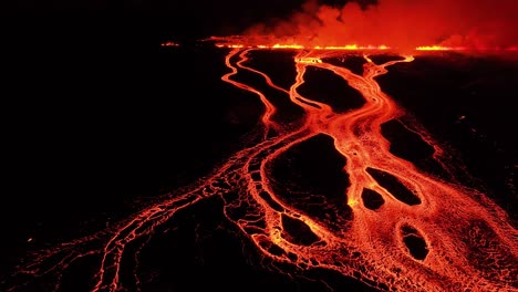 largos ríos de lava derretida caliente que fluyen lejos de la erupción de la fisura en islandia