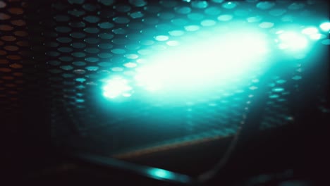 bajo el suelo de alambre en la nave espacial