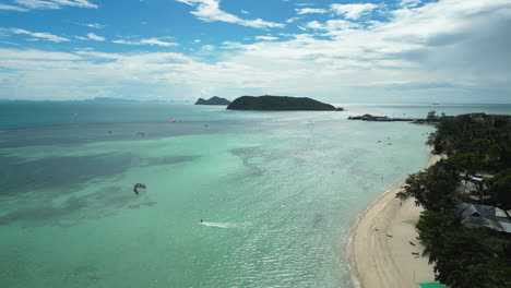 Antena-Sobre-Las-Aguas-Azul-Turquesa-Con-Kitesurfistas-En-La-Isla-De-Ko-Pha-ngan,-Tailandia