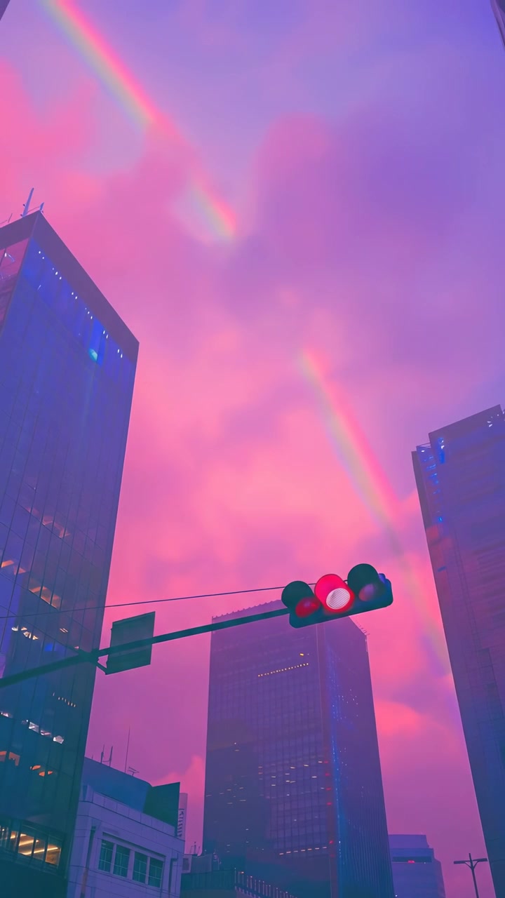 Arco-íris sobre arranha-céus de cidade moderna ao pôr do sol