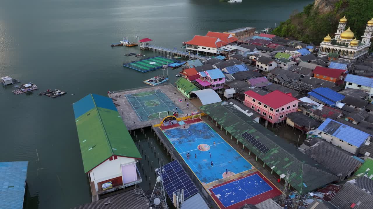 Tayland, Phang Nga Körfezi ve Koh Panyi yüzen köyünün havadan görünümü.