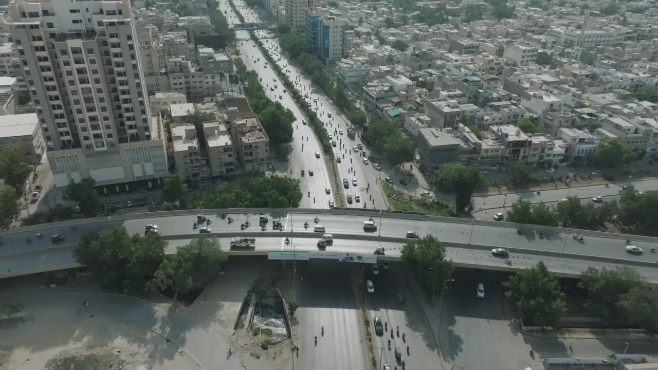 카라치의 샤라하-에-페이살 도로 플라이오버의 공중 뷰