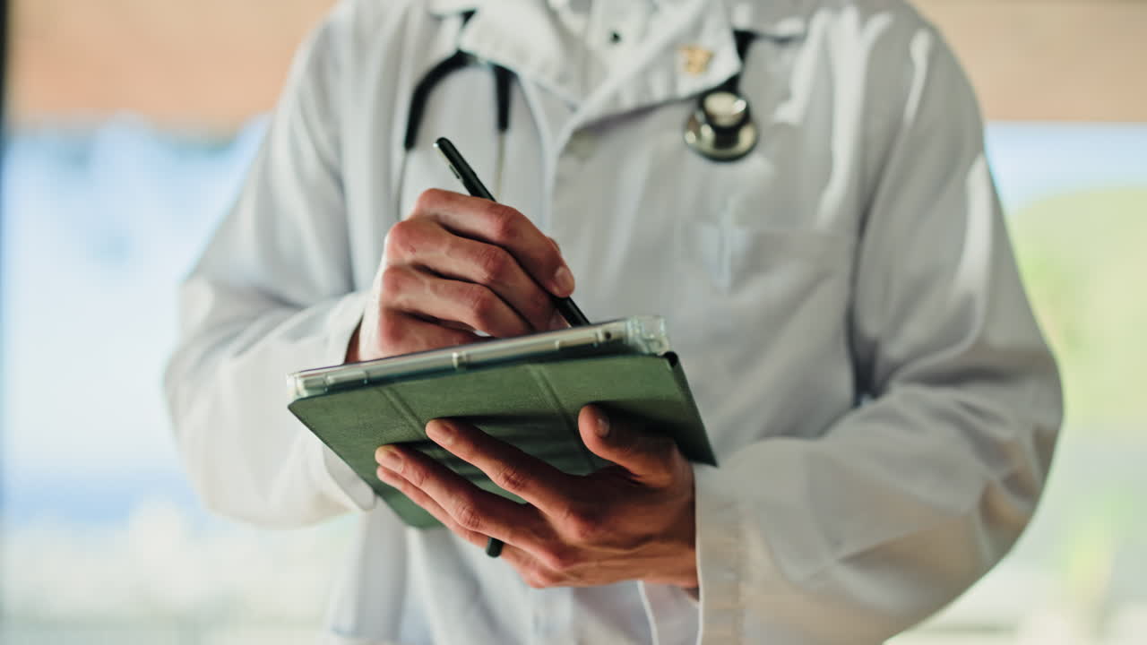Doctor escribiendo en portapapeles