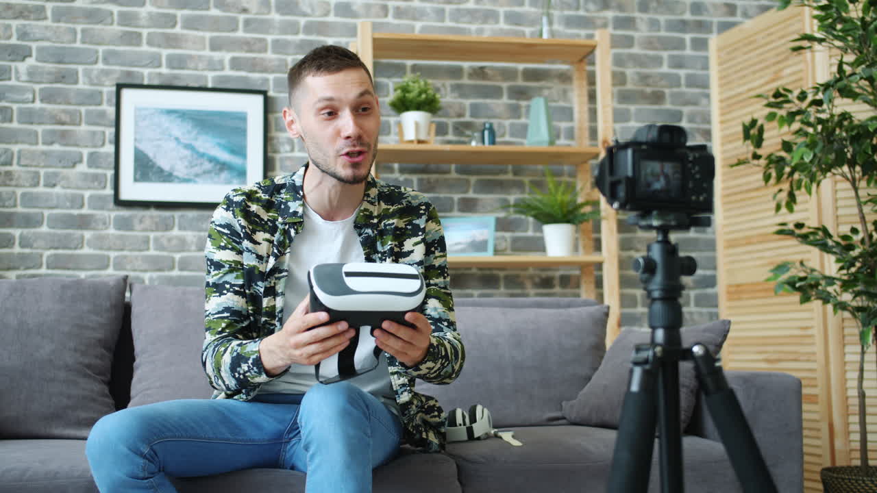 Uomo Recensisce Visore VR a Casa