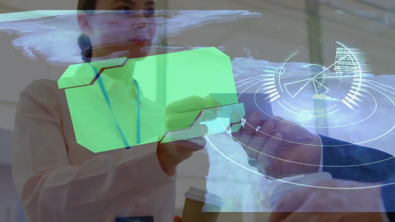 animación de escaneo de alcance y mapa del mundo con procesamiento de datos sobre diversas personas de negocios