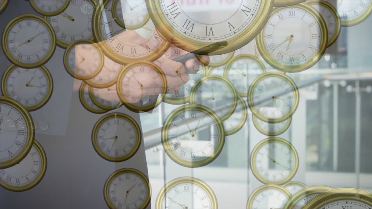 бизнесмен с смартфоном в руках, окруженный тикающими часами анимация