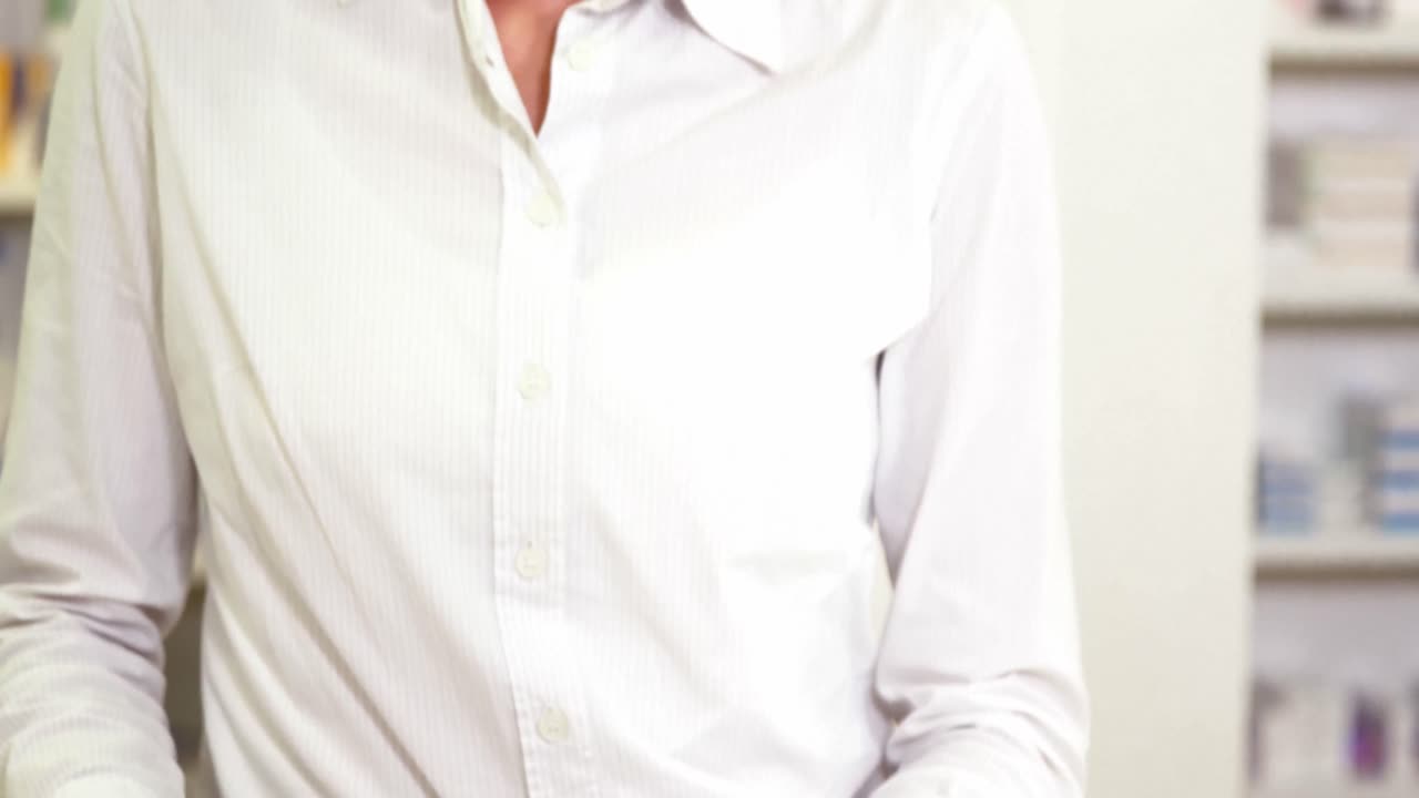 farmacista che aggiusta una pillola sul vassoio