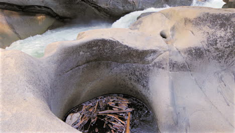 corriente subterránea en un río de montaña con afloramiento rocoso, de cerca