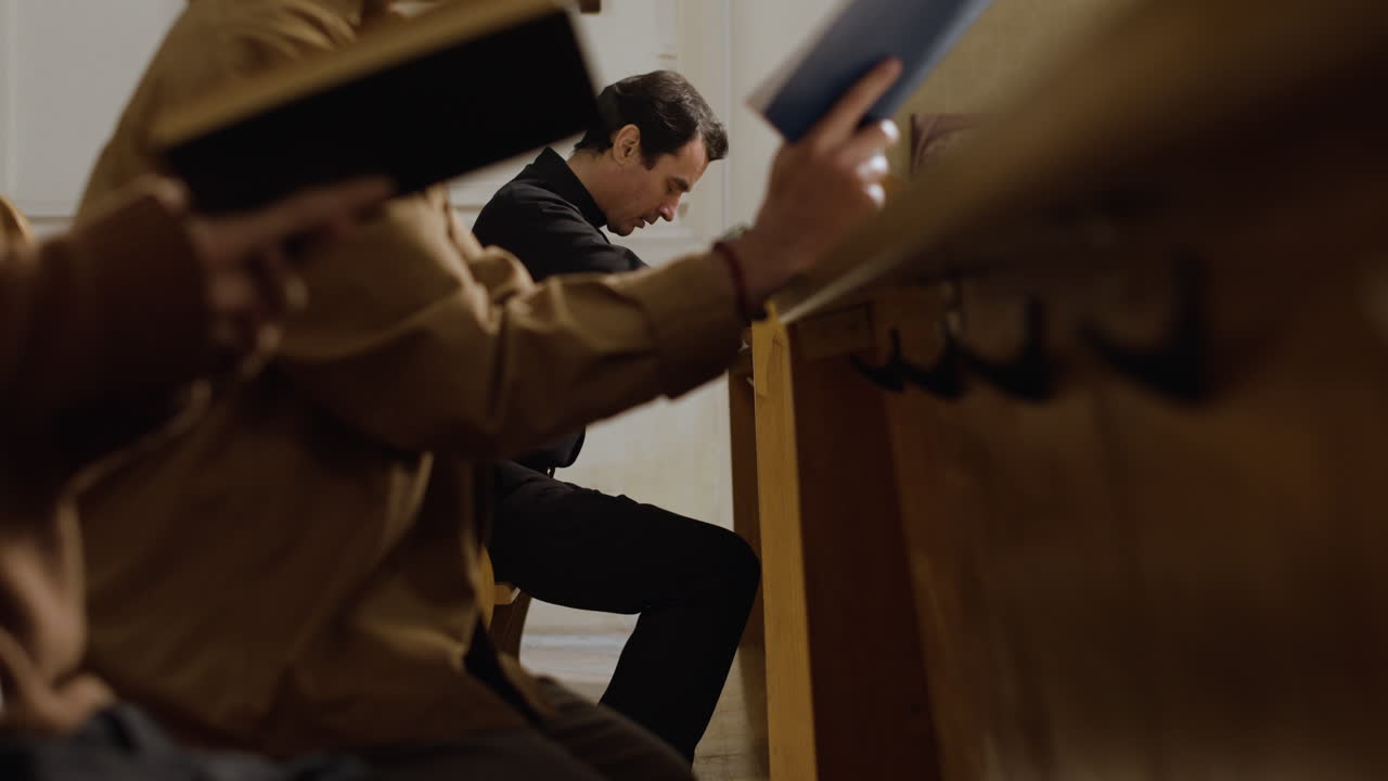 교회 에 있는 사람 들 의 모임