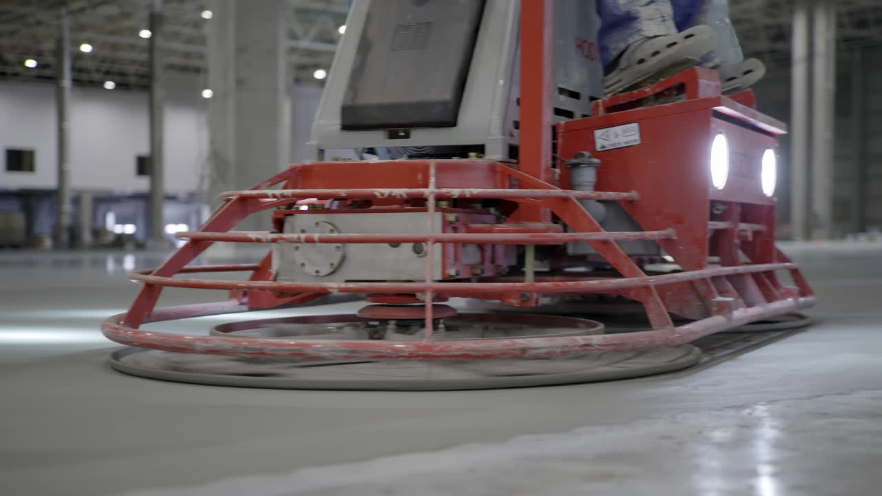 отделка бетонных полов с помощью электрической лопатки